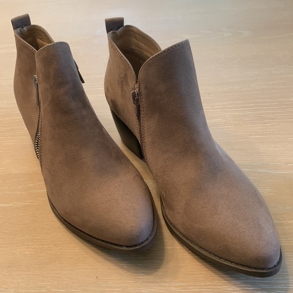 American Eagle suede feel booties in blush tan Size 9.5 NWOB teeny spot 2” heel - Picture 2 of 10